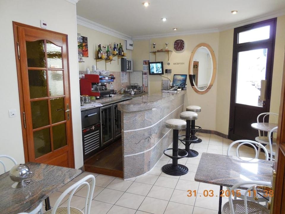 Hotel le Petit Chateau (ex hotel des amis) Hotel in Montrouge
