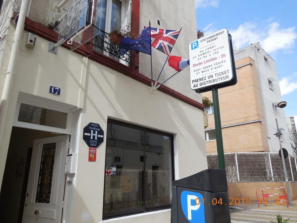 Hotel le Petit Chateau (ex hotel des amis) Hotel in Montrouge
