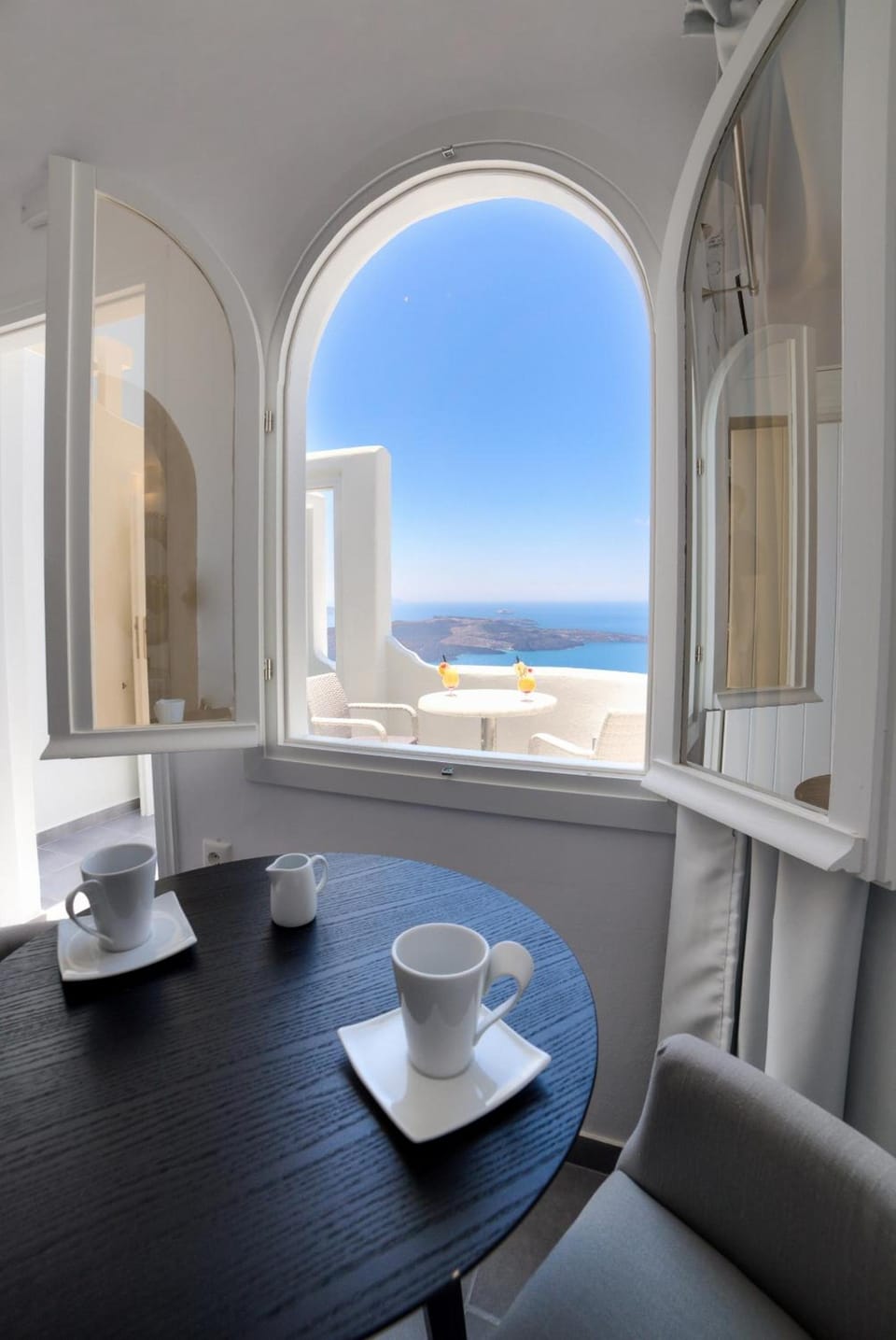 Remvi Suites Hotel in Thera
