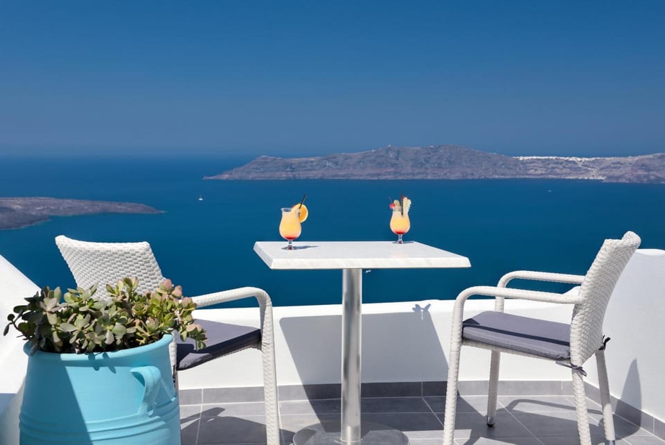 Remvi Suites Hotel in Thera