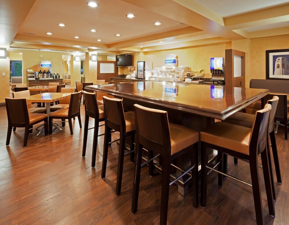 Holiday Inn Express Hotel & Suites Belmont By IHG Hotel in Belmont