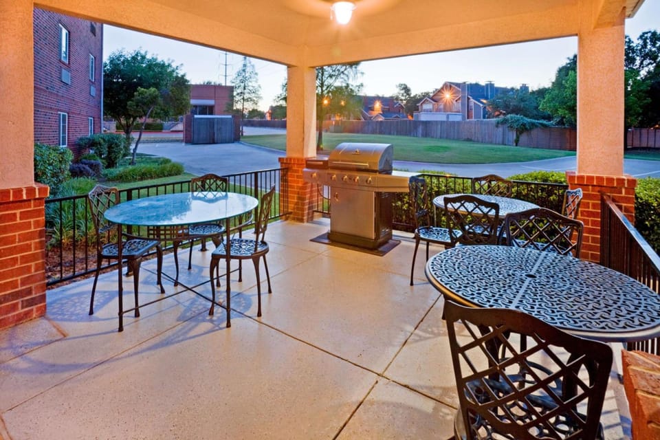 Sonesta Simply Suites Arlington Entertainment District Hotel in Arlington