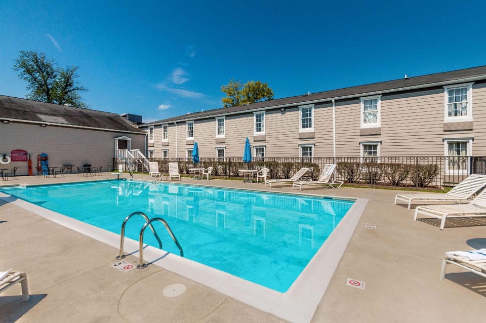 Swimming pool [outdoor]