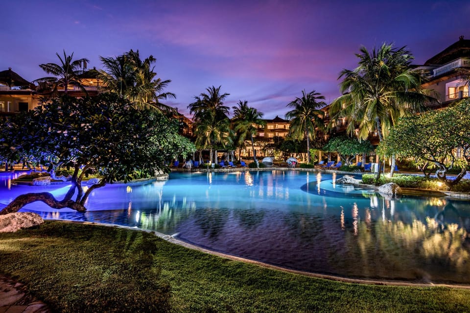 Swimming pool [outdoor]