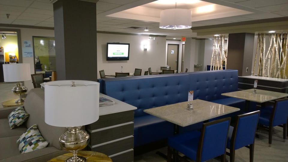 Holiday Inn Express & Suites Fayetteville University of Arkansas Area By IHG Hotel in Fayetteville
