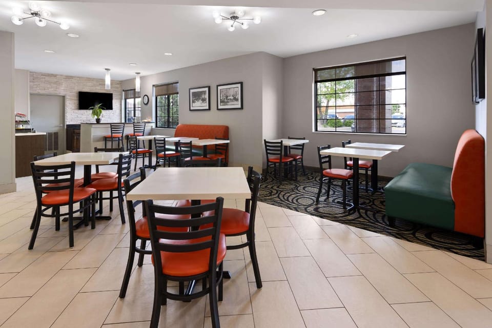 La Quinta Inn & Suites by Wyndham Kokomo Hotel in Kokomo