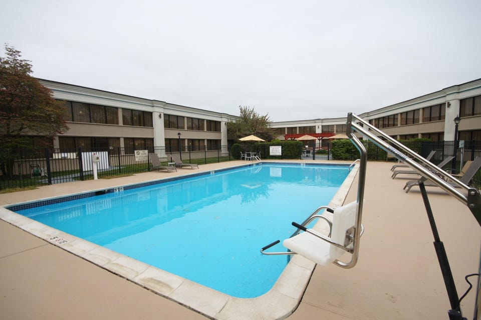 Swimming pool [outdoor]