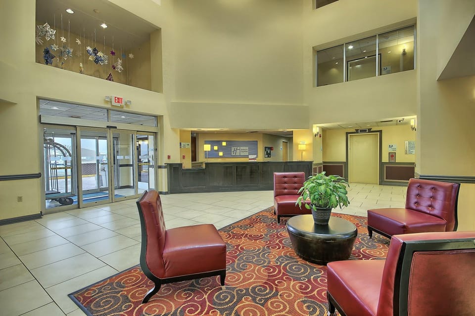 Holiday Inn Express Hotel & Suites Grove City By IHG Hotel in Grove City