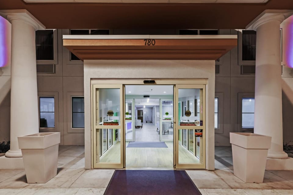 Holiday Inn Express Hotel & Suites Dallas Lewisville By IHG Hotel in Lewisville