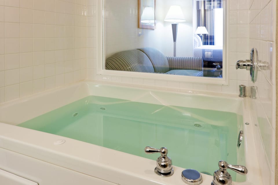 Holiday Inn Express Hotel & Suites Kent State University By IHG Hotel in Ohio