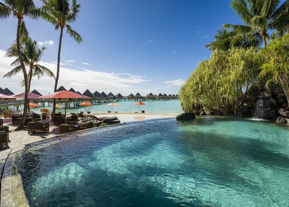 Swimming pool [outdoor]