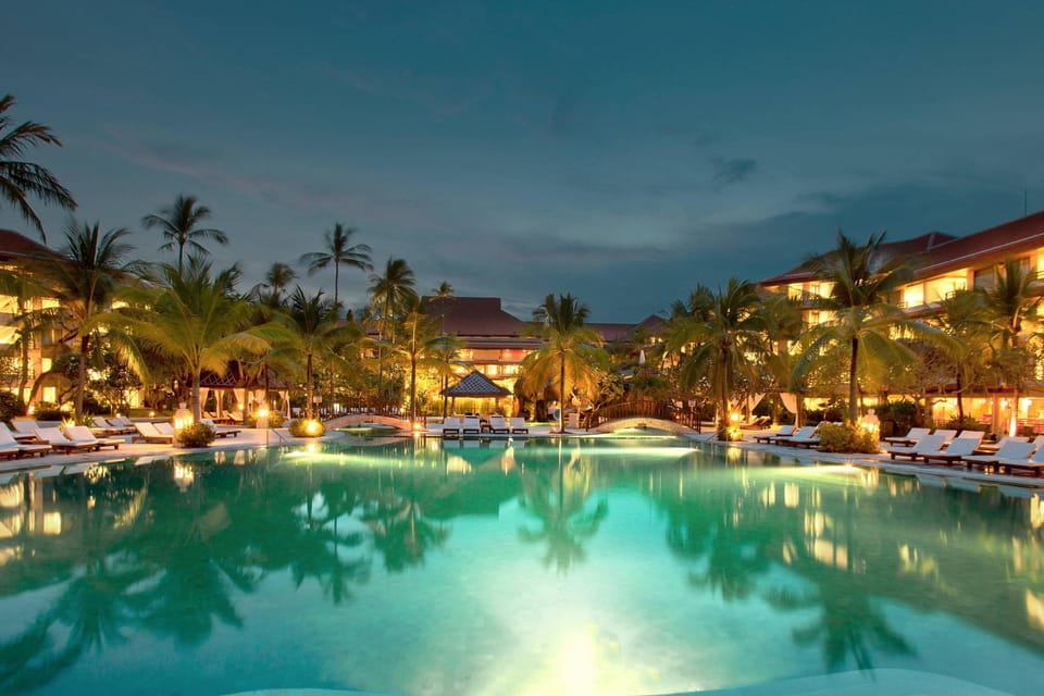Swimming pool [outdoor]