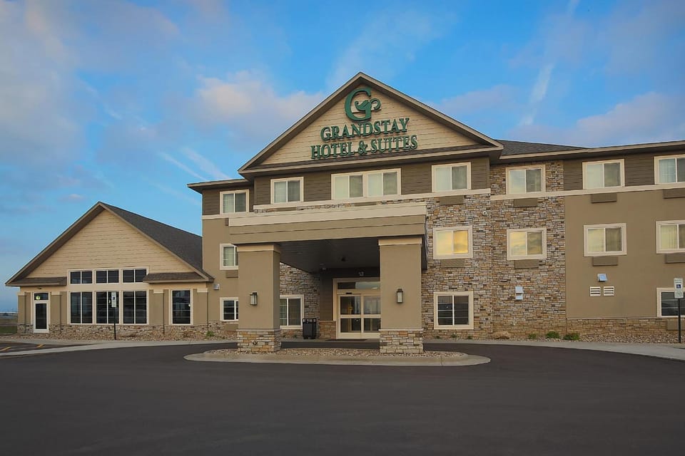 Gateway Park Hotel and Suites - Sioux Falls -Tea Hotel in Tea