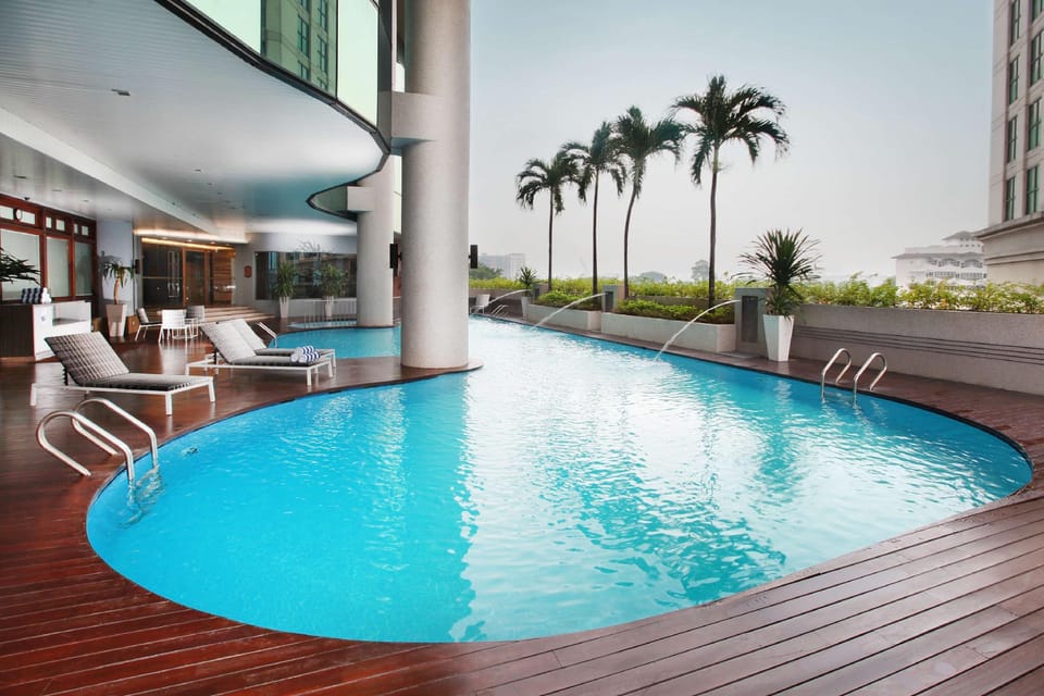 Swimming pool [outdoor]