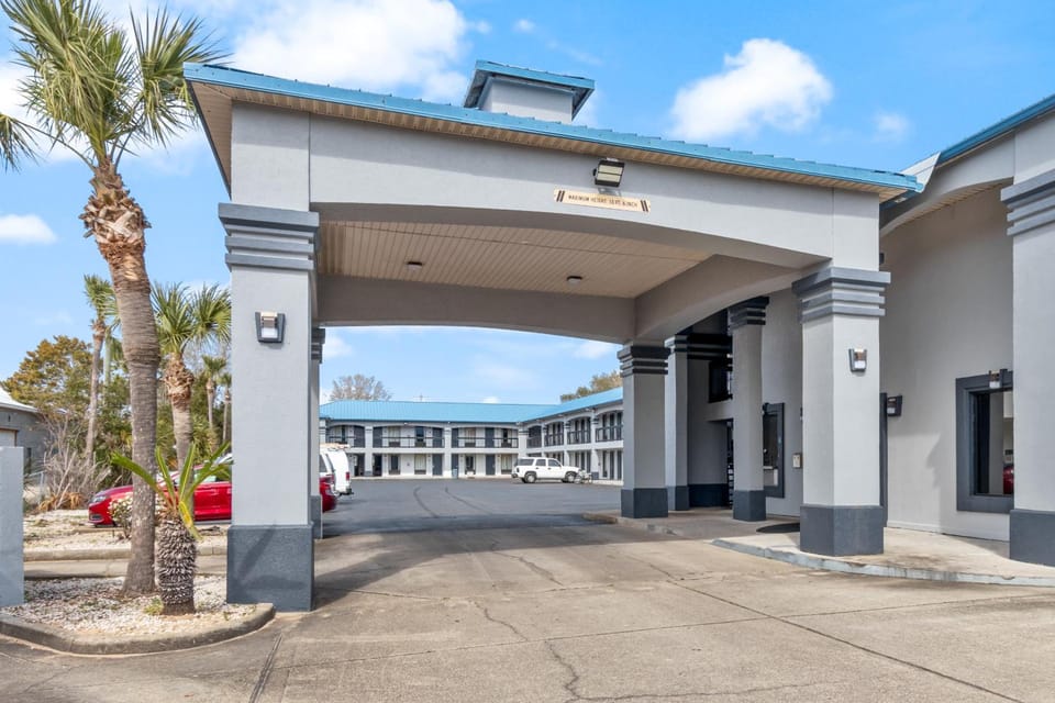 Regency Inn Near Boardwalk & Hurlburt Field Motel in Fort Walton Beach