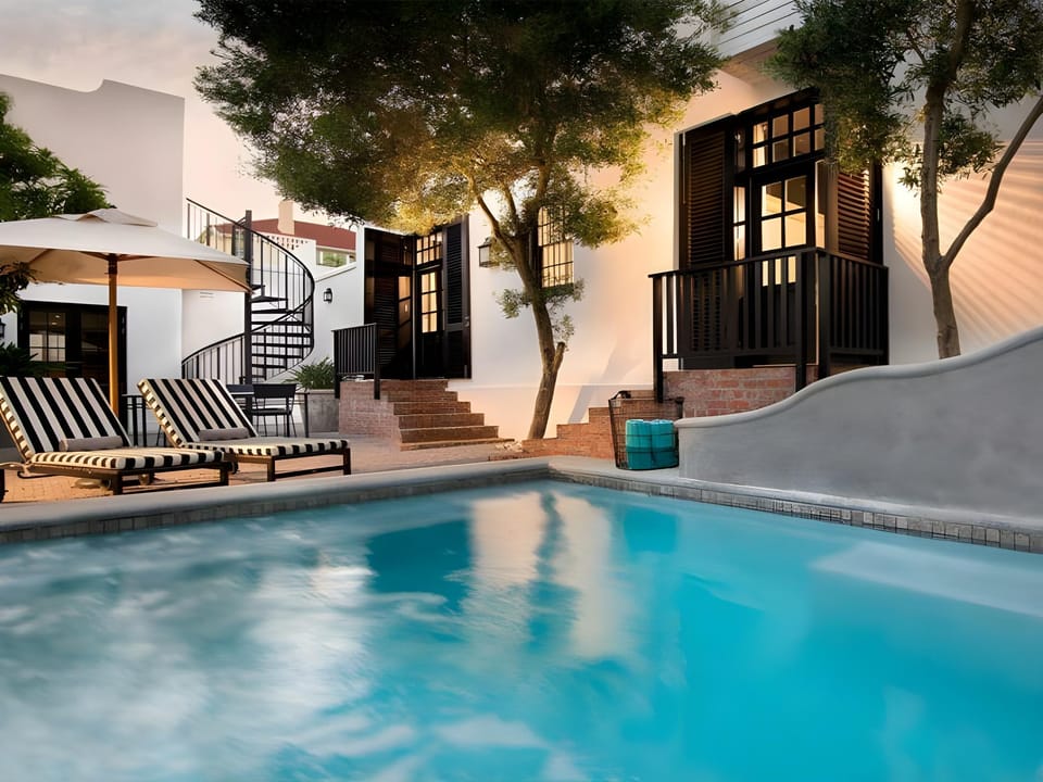 Swimming pool [outdoor]