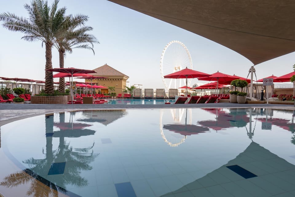 Swimming pool [outdoor]