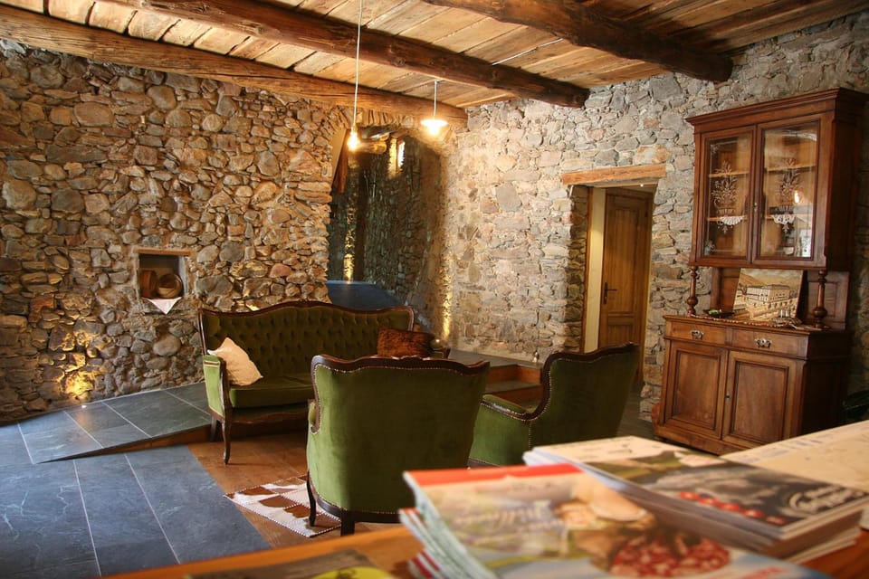 Ostello del Castello Tirano Hotel in Province of Brescia