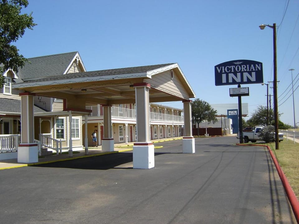 Victorian Inn Midland Motel in Midland