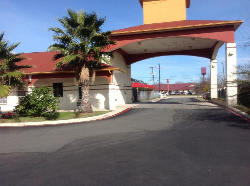 Luxury Inn and Suites Seaworld Motel in San Antonio