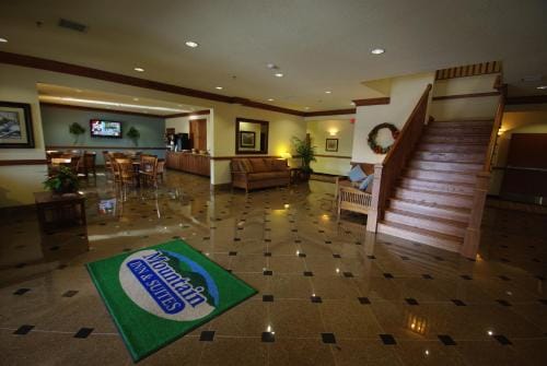 Mountain Inn & Suites Airport - Hendersonville Hotel in Fletcher