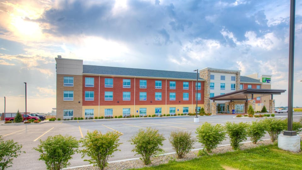Holiday Inn Express and Suites Remington By IHG Hotel in Indiana