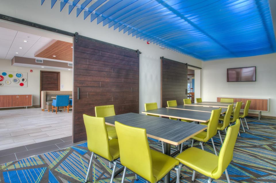 Holiday Inn Express and Suites Remington By IHG Hotel in Indiana