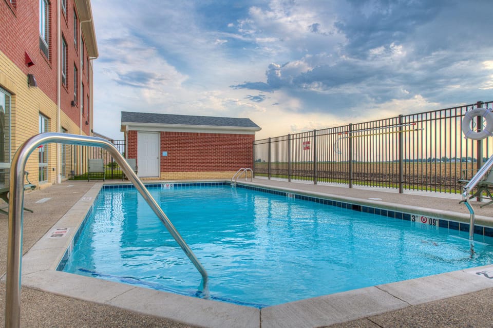 Holiday Inn Express and Suites Remington By IHG Hotel in Indiana