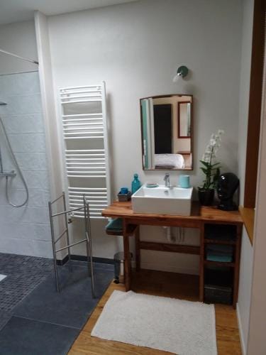 Chambre d'hotes sur jardin acces PMR Hotel in Caen