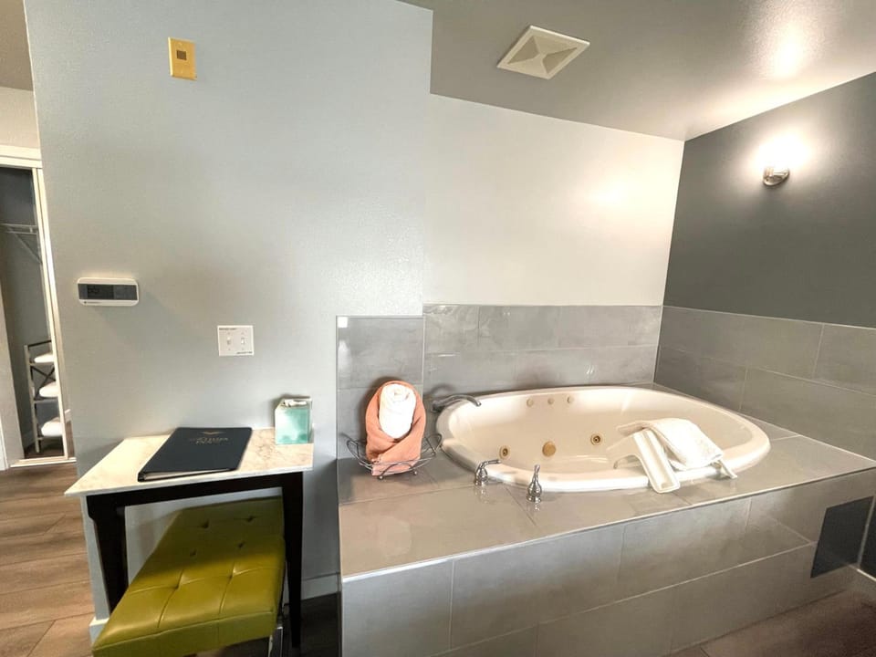 Tides Inn & Suites Hotel in Port Townsend