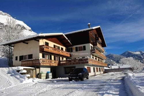 Chalet Les Cimes Hotel in Haute-Savoie