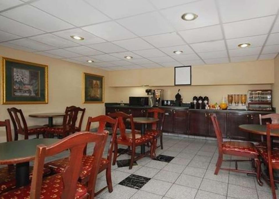 Quality Inn & Suites Dickson Hotel in Dickson