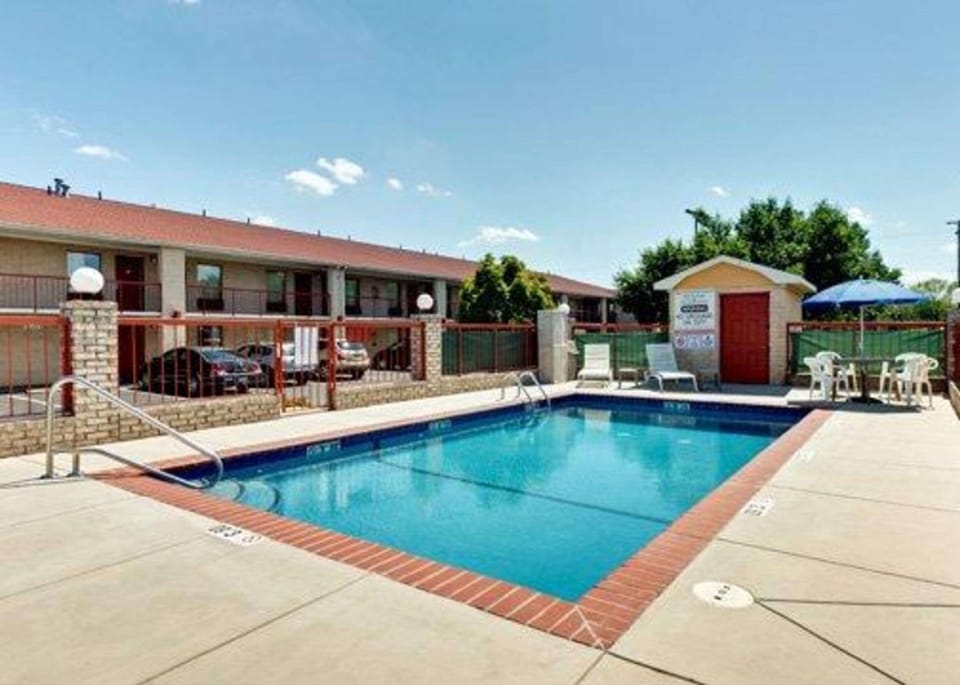 Swimming pool [outdoor]