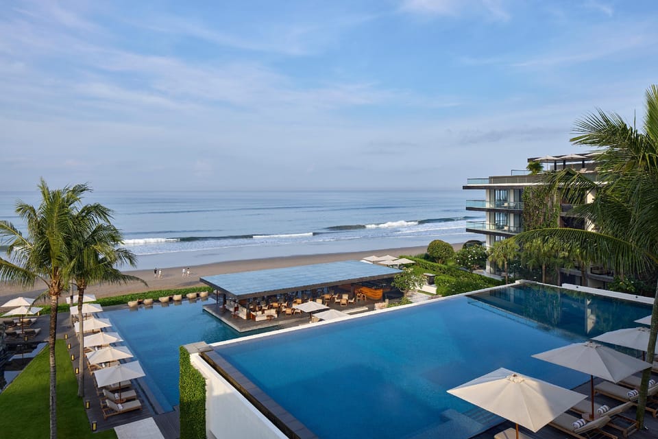 Swimming pool [outdoor]