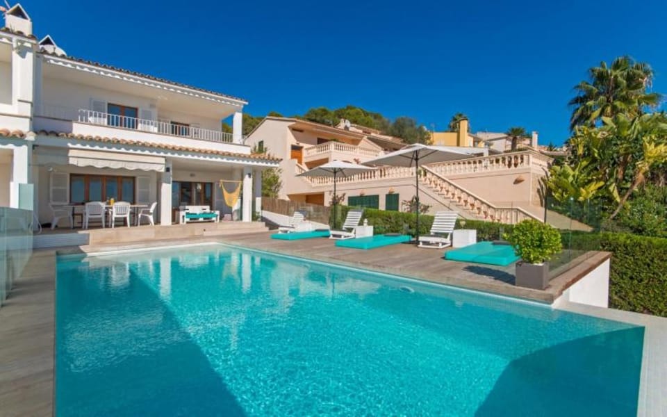 Swimming pool [outdoor]