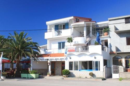 Apartments and rooms by the sea Kukljica, Ugljan - 8408 Hotel in Šibenik-Knin County, Croatia