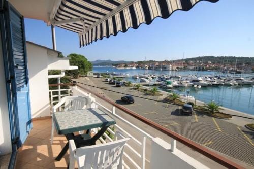 Apartments and rooms by the sea Kukljica, Ugljan - 8408 Hotel in Šibenik-Knin County, Croatia