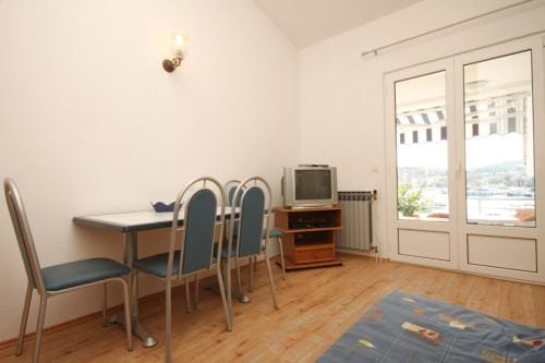 Apartments and rooms by the sea Kukljica, Ugljan - 8408 Hotel in Šibenik-Knin County, Croatia