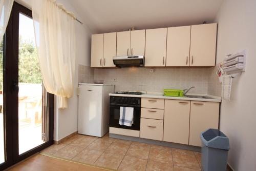 Apartments and rooms by the sea Supetarska Draga - Gonar, Rab - 2002 Hotel in Supetarska Draga