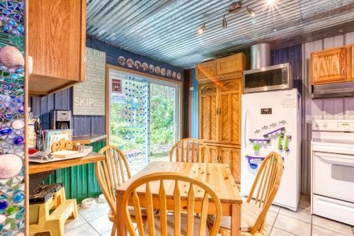 Getaway Bar on Easy Street Hotel in Rockaway Beach
