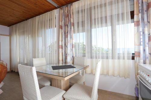 Apartments and rooms with parking space Tucepi, Makarska - 5263 Hotel in Tučepi