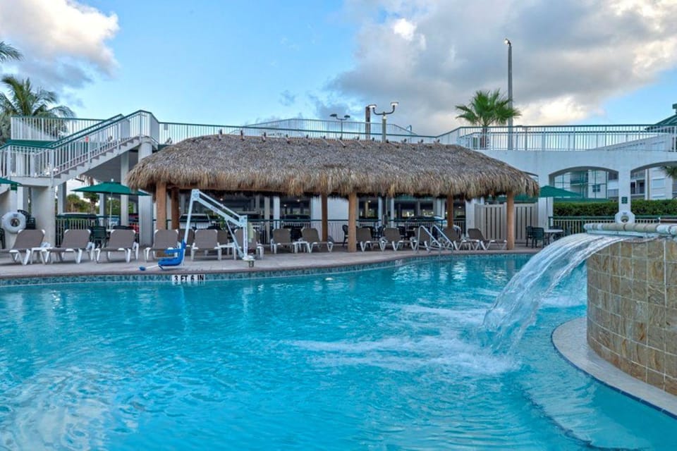Swimming pool [outdoor]