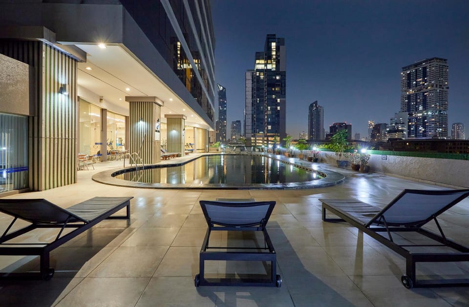 Swimming pool [outdoor]