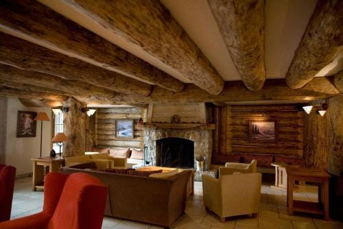 Huge Superior 4 Bedroom Apartment, Arc 1950, Les Arc, Spaciously Sleeps 8 to 10 over two floors, Ski Hotel in Bourg-Saint-Maurice