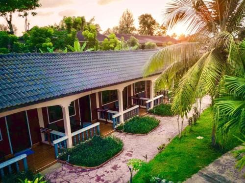 Happy Lagoon Bungalow Resort in Khuekkhak