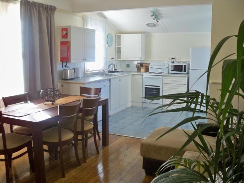Moonah Amy Cottage Apartments Hotel in Glenorchy