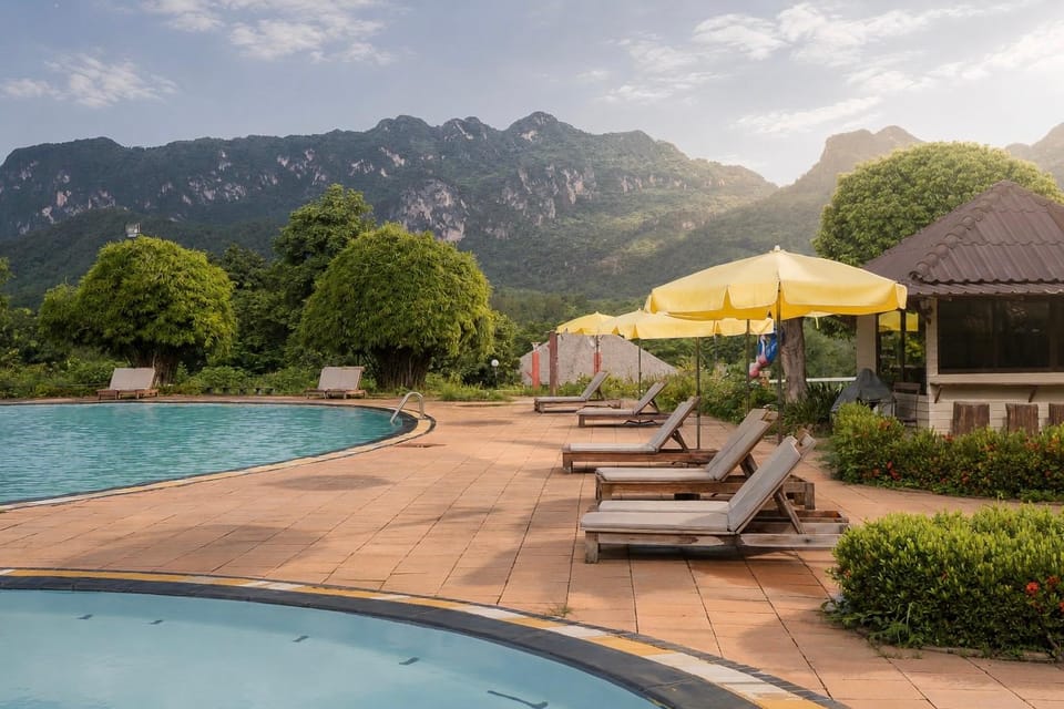Swimming pool [outdoor]