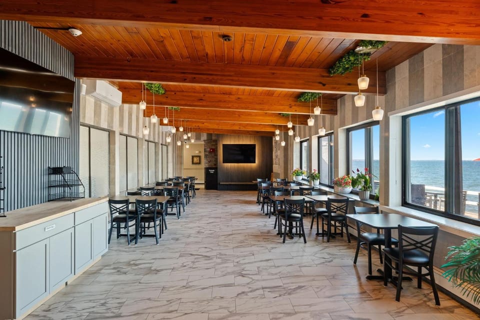 Pilgrim Sands hotel on Long Beach Hotel in Plymouth