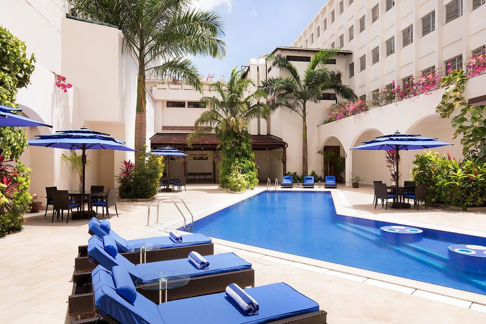 Swimming pool [outdoor]