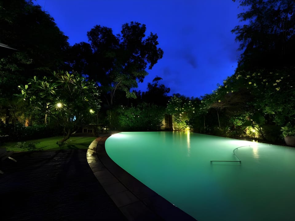 Swimming pool [outdoor]